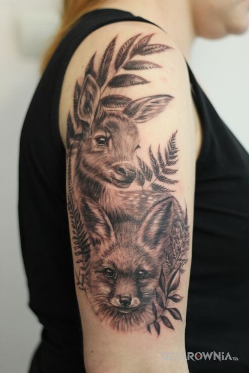 Tatuaż zwierzęta leśne w motywie zwierzęta i stylu realistyczne na ramieniu