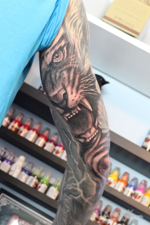 Tattoo Tygrys in animals motif and realistic style on the upper arm