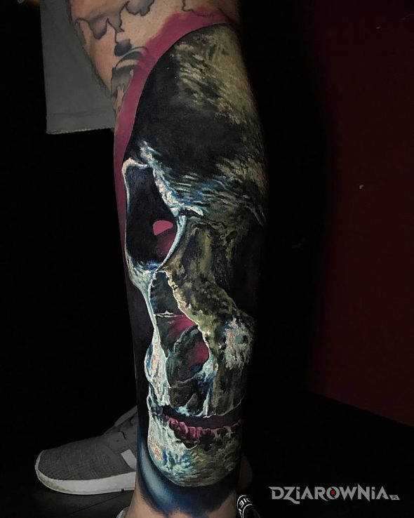 Tatuaż czaszunia w motywie czaszki i stylu realistyczne na nodze