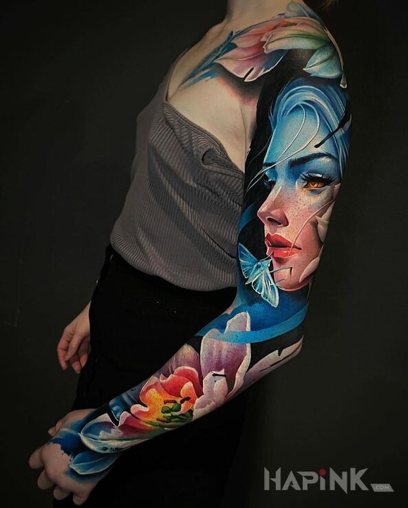 Tattoo Błękit w natarciu in flowers motif and realistic style on the shoulder