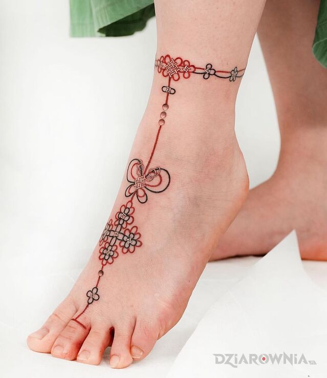 Tatuaż sznureczek ułożony we wzorek w motywie ornamenty i stylu kontury / linework przy kostce