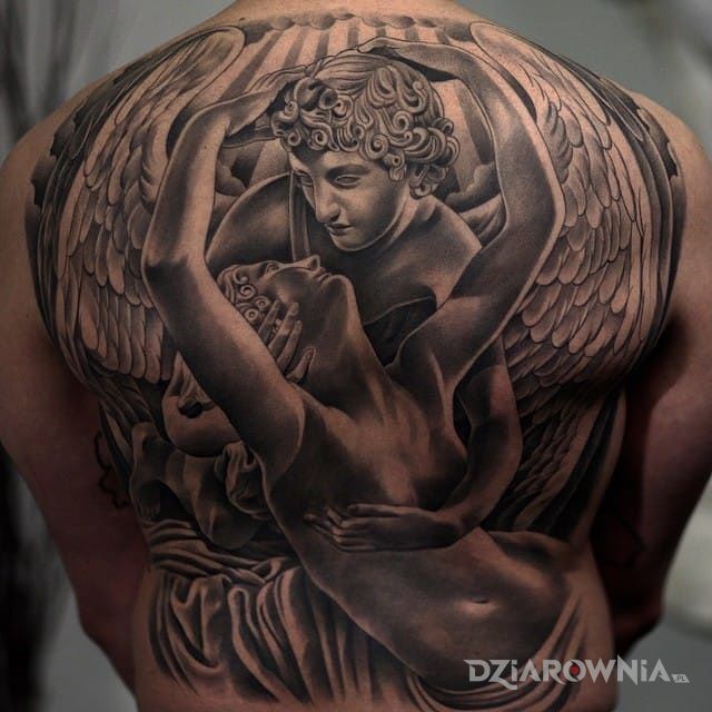 Tatuaż anielski uscisk w motywie anioły na plecach