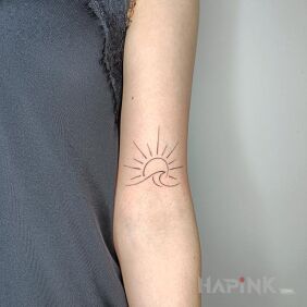 Tattoo Sun on the upper arm style: contour / linework