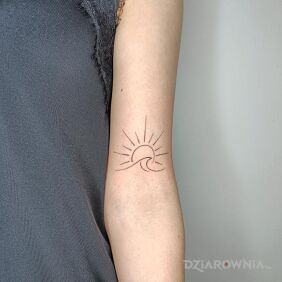 Tatuaż Słońce na ręce motyw: małe styl: minimalistyczne