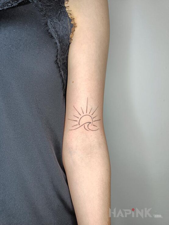 Tattoo Słońce in małe motif and contour / linework style on the upper arm