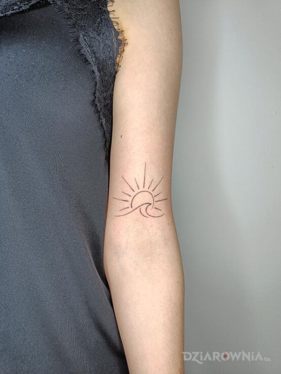 Tatuaż słońce w motywie małe i stylu szkic na ramieniu