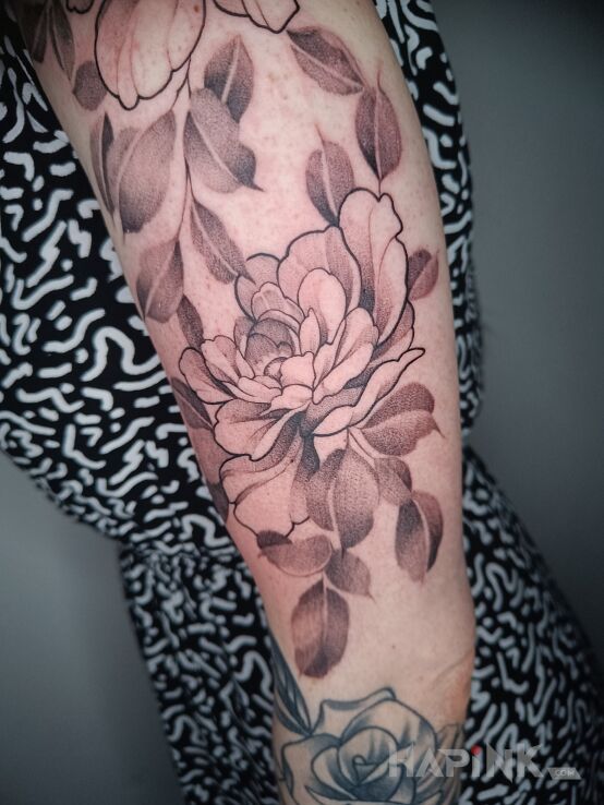 Tattoo Kwiat in black and gray motif and graphic / illustrative style On the arm