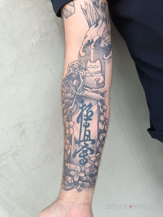 Tatuaż początek łatania rękawa w stylu japońskim w motywie przedmioty i stylu japońskie / irezumi na przedramieniu