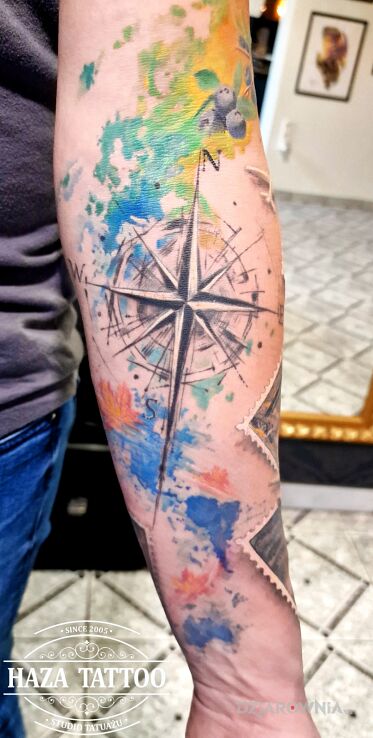 Tatuaż kompas w motywie kolorowe i stylu abstrakcyjne na żebrach