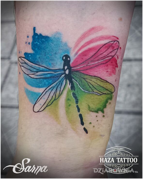 Tatuaż ważka watercolor tattoo w motywie zwierzęta i stylu watercolor na klatce