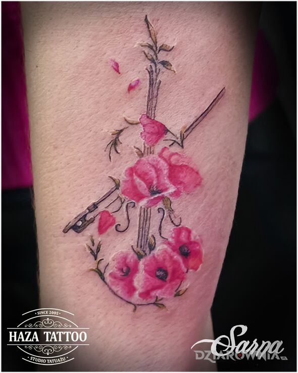 Tatuaż skrzypce kwiaty w motywie florystyczne i stylu watercolor na ramieniu