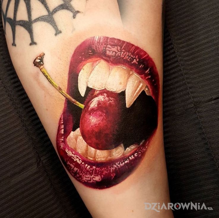 Tatuaż zęby wampirzycy w motywie 3D i stylu realistyczne na przedramieniu