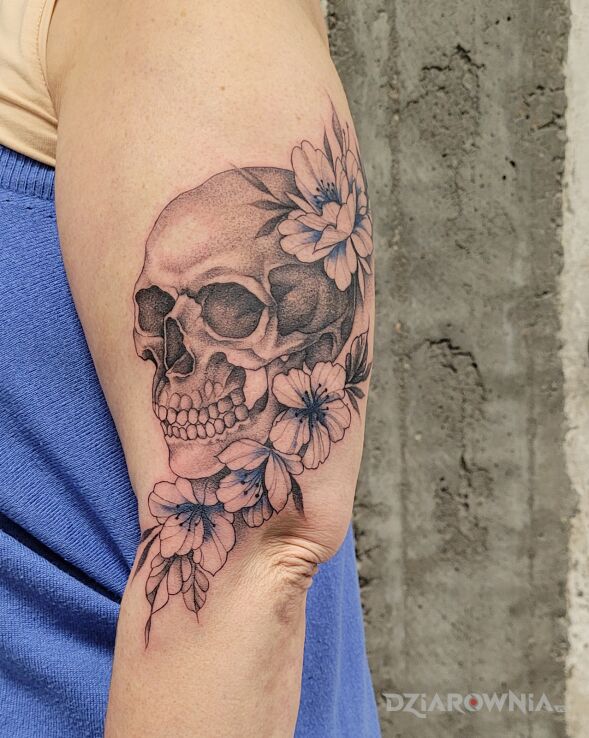 Tatuaż czaszka w kwiatach w motywie ornamenty i stylu dotwork na ramieniu