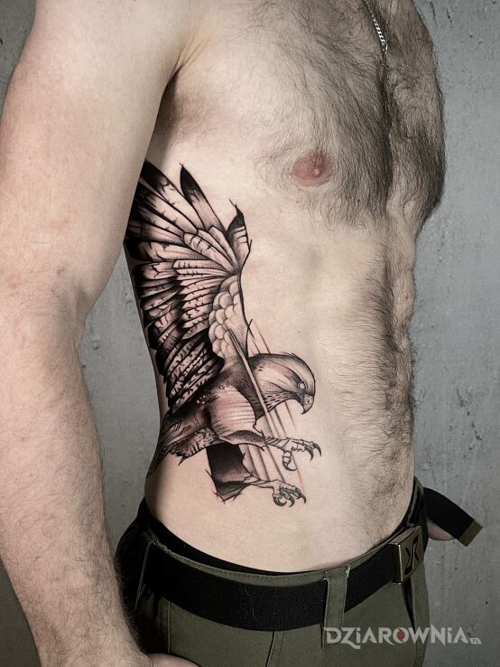 Tatuaż lecący orzeł w motywie natura i stylu graficzne / ilustracyjne na żebrach