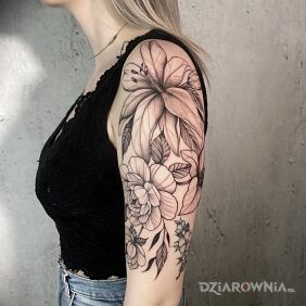 Tatuaż Kompozycja kwiatowa na barku motyw: florystyczne styl: graficzne / ilustracyjne