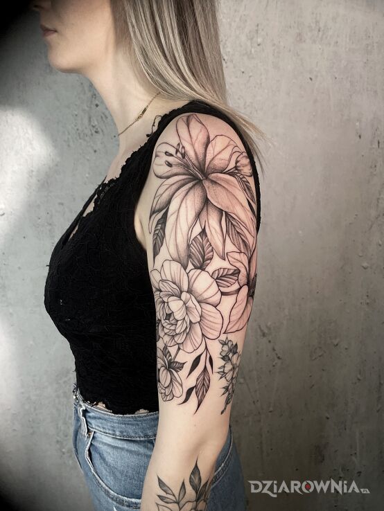 Tatuaż kompozycja kwiatowa w motywie czarno-szare i stylu kontury / linework na barku