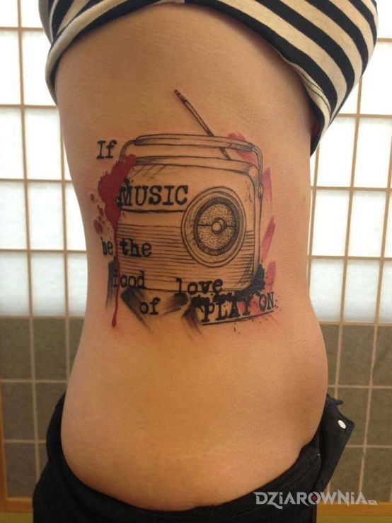 Tatuaż o muzyce w motywie napisy na żebrach