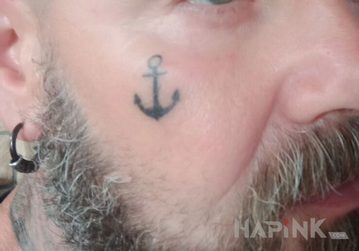 Tattoo Kotwica in małe motif and minimalistic style on the face