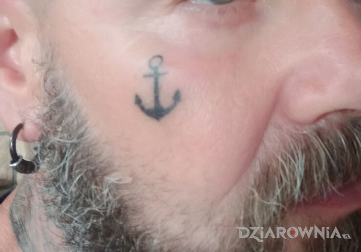 Tatuaż kotwica w motywie małe na twarzy