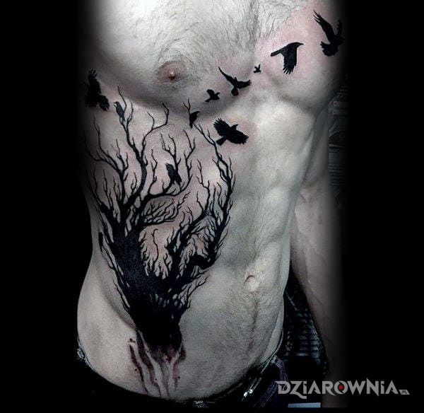Tatuaż drzewo w motywie zwierzęta na klatce