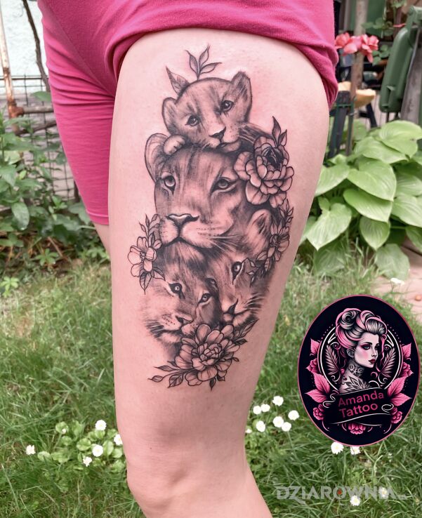 Tatuaż lwica z dziećmi w motywie florystyczne i stylu realistyczne na nodze