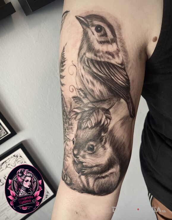 Tatuaż druga strona zwierzęcego motywu ze zwierzętami leśnymi w motywie natura i stylu realistyczne na bicepsie
