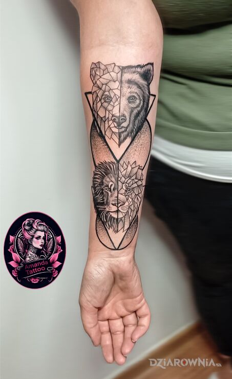 Tatuaż geometryczny niedźwiedź i lew w motywie zwierzęta i stylu geometryczne na przedramieniu