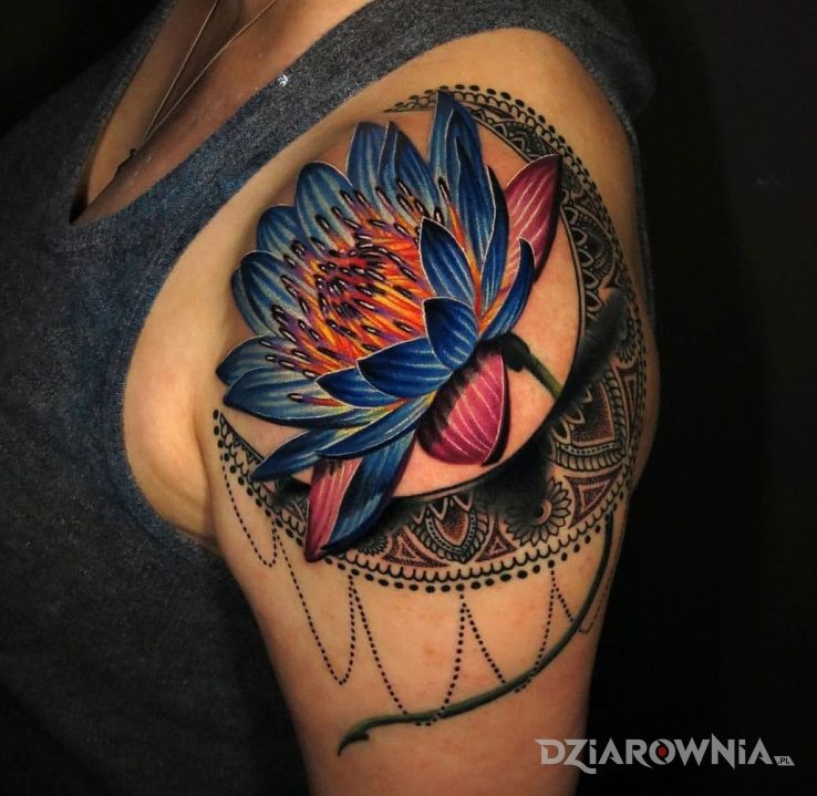 Tatuaż lotos w motywie 3D na ramieniu