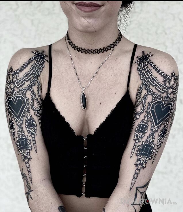 Tatuaż czarne błyskotki w motywie czarno-szare i stylu realistyczne na barku
