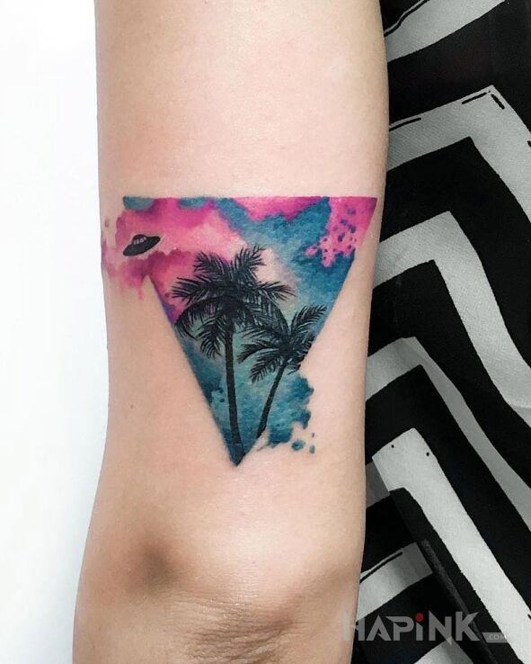 Tattoo Ufo na Bahamach in colorful motif and Watercolor style on the upper arm