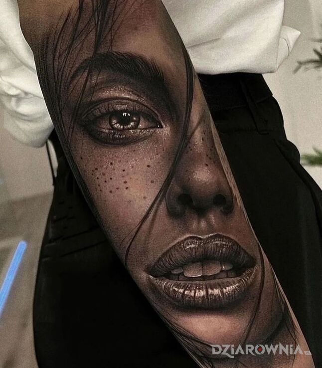 Tatuaż ponętne usta w motywie 3D i stylu realistyczne na przedramieniu
