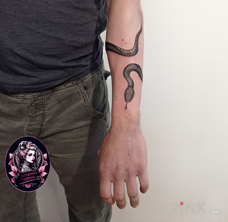 Tattoo Wąż dookoła ręki in black and gray motif and realistic style on the forearm