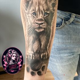Tatuaż Simba na przedramieniu motyw: zwierzęta styl: realistyczne
