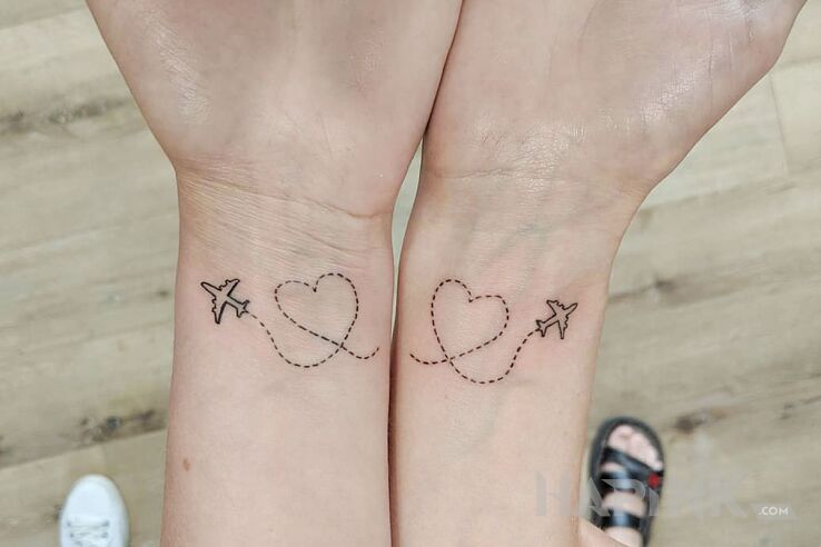 Tattoo Wspólne fruwanie in Love motif and minimalistic style on the wrist