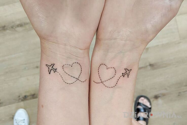 Tatuaż wspólne fruwanie w motywie miłosne i stylu minimalistyczne na ręce