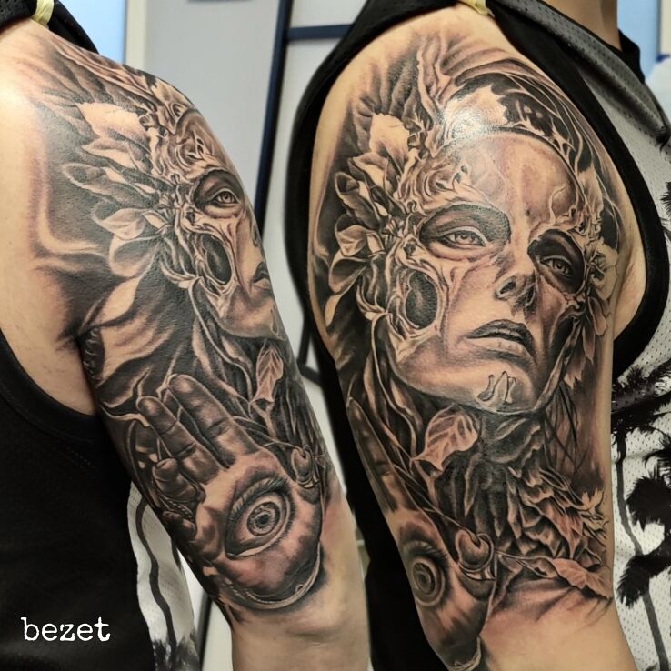 Tatuaż surrealistycznie w motywie czarno-szare i stylu surrealistyczne na ramieniu