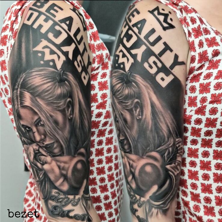 Tatuaż harley quinn w motywie postacie i stylu realistyczne na ramieniu