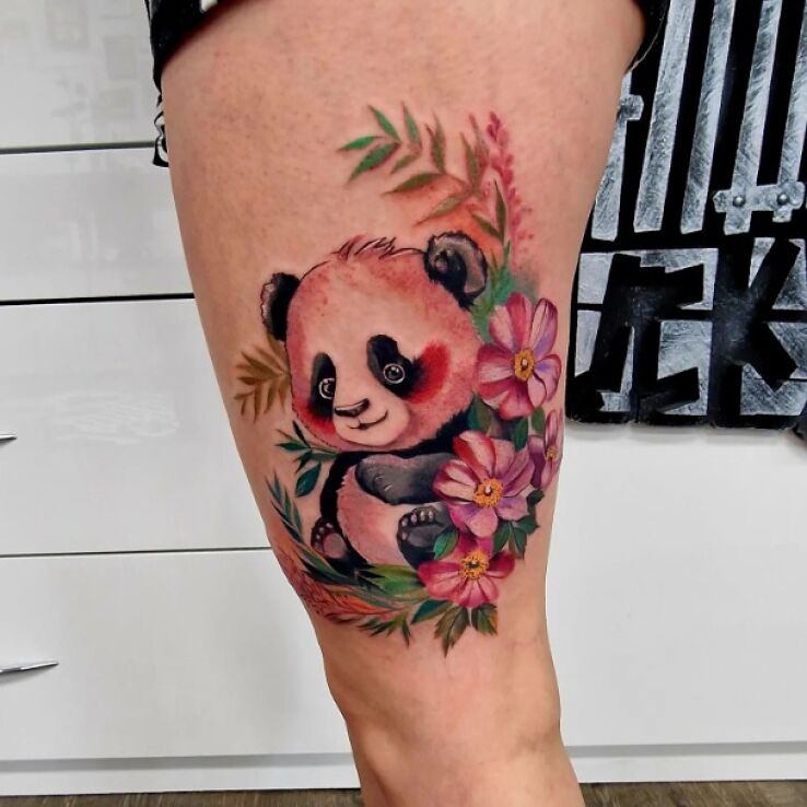 Tatuaż mała panda w motywie kolorowe i stylu szkic na udzie