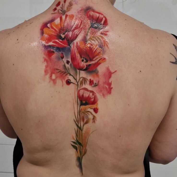 Tatuaż maki na plecach w motywie kolorowe i stylu realistyczne na palcach