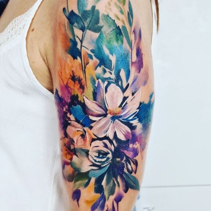 Tatuaż bukiet akwareli w motywie kwiaty i stylu watercolor na przedramieniu