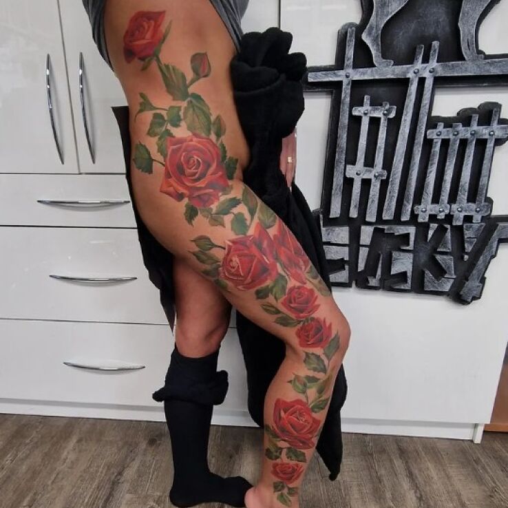 Tatuaż pnącze róż w motywie kwiaty i stylu realistyczne na łydce