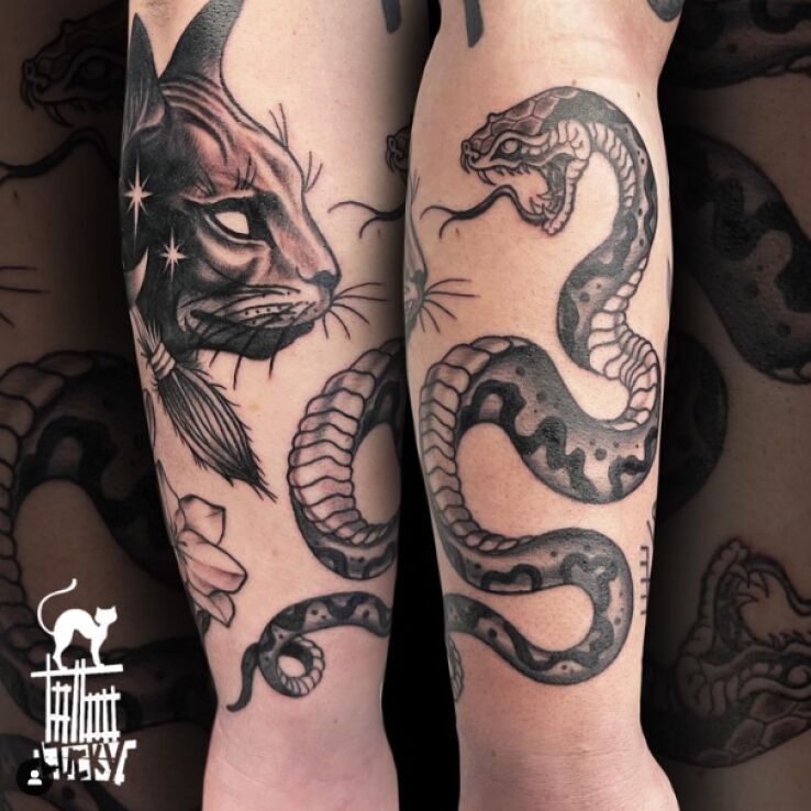 Tatuaż kot i wąż w motywie zwierzęta i stylu oldschool na przedramieniu