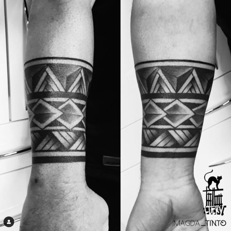 Tatuaż opaska graficzna w motywie anatomiczne i stylu geometryczne na ręce