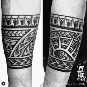 Tatuaż Opaska graficzka na przedramieniu motyw: ornamenty styl: polinezyjskie