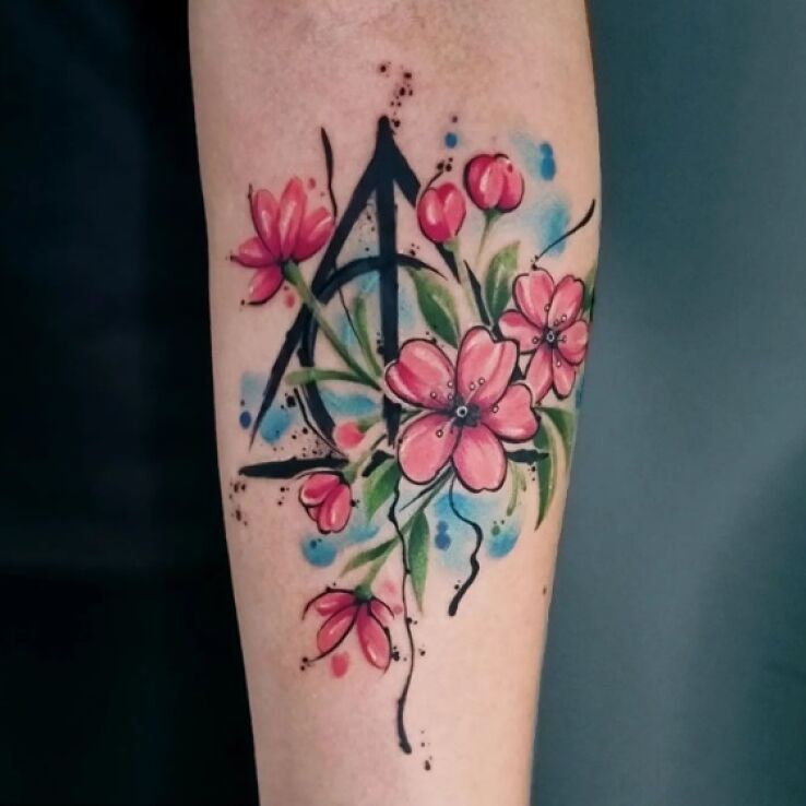 Tatuaż kompozycja kwiatowa w motywie kwiaty i stylu szkic na przedramieniu