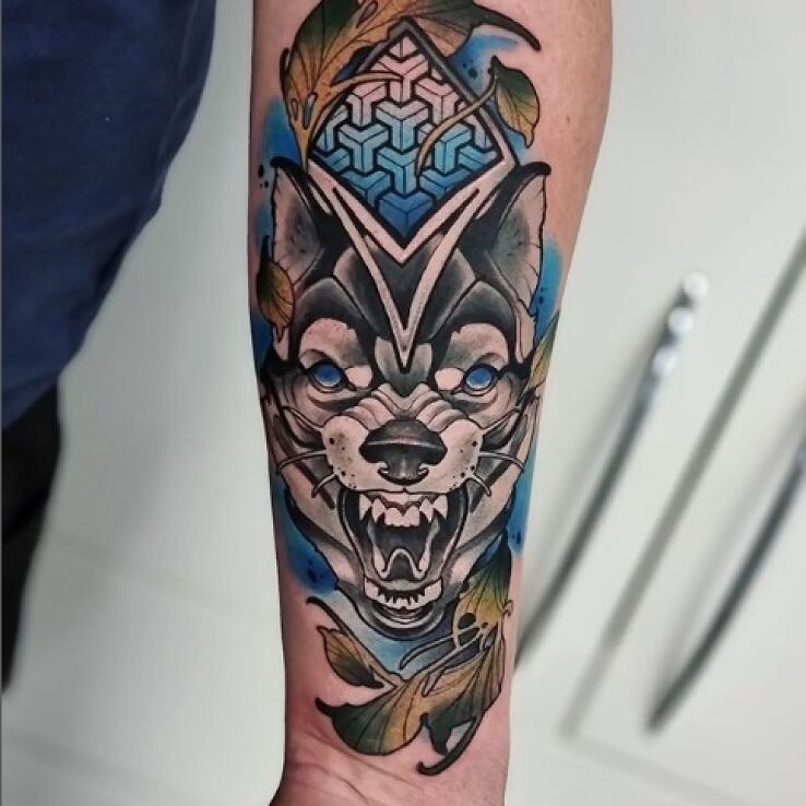 Tatuaż wilk w motywie kolorowe i stylu geometryczne na ręce