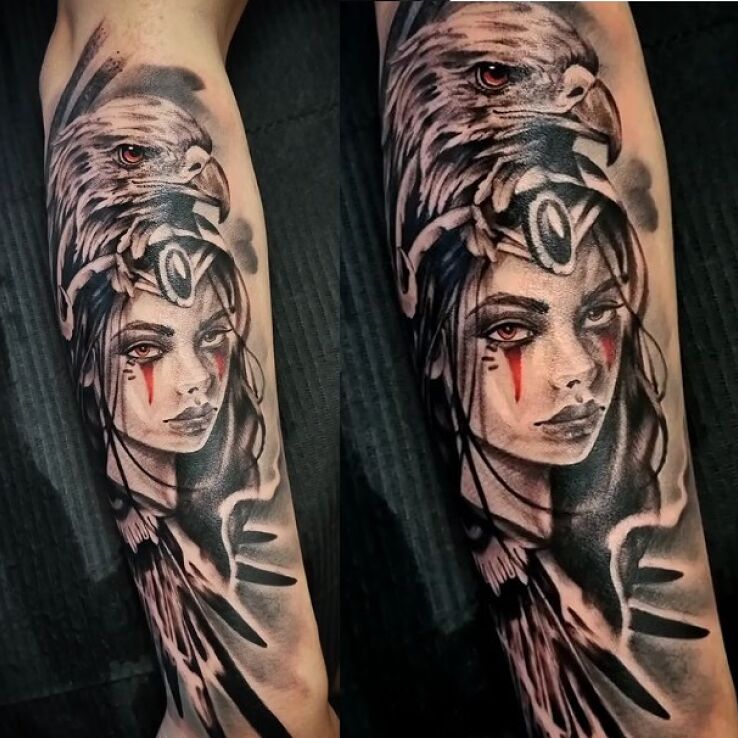 Tatuaż kobieta z orłem w motywie czarno-szare i stylu realistyczne na ręce