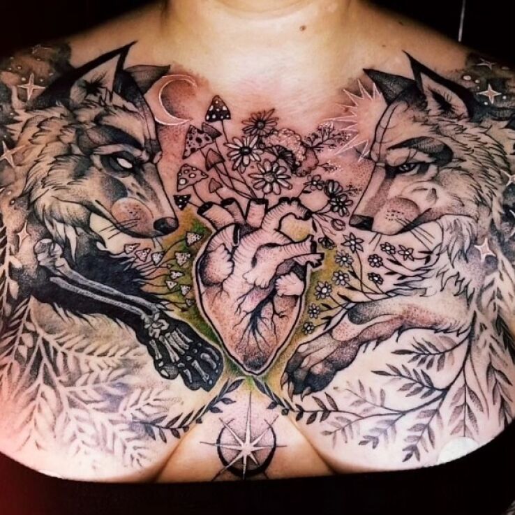 Tatuaż wilcza klata w motywie florystyczne i stylu surrealistyczne między piersiami