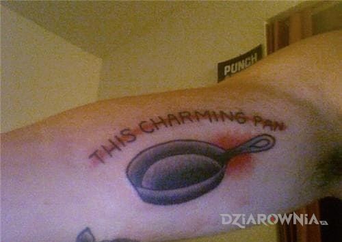 Tatuaż patelnia w motywie napisy na ramieniu