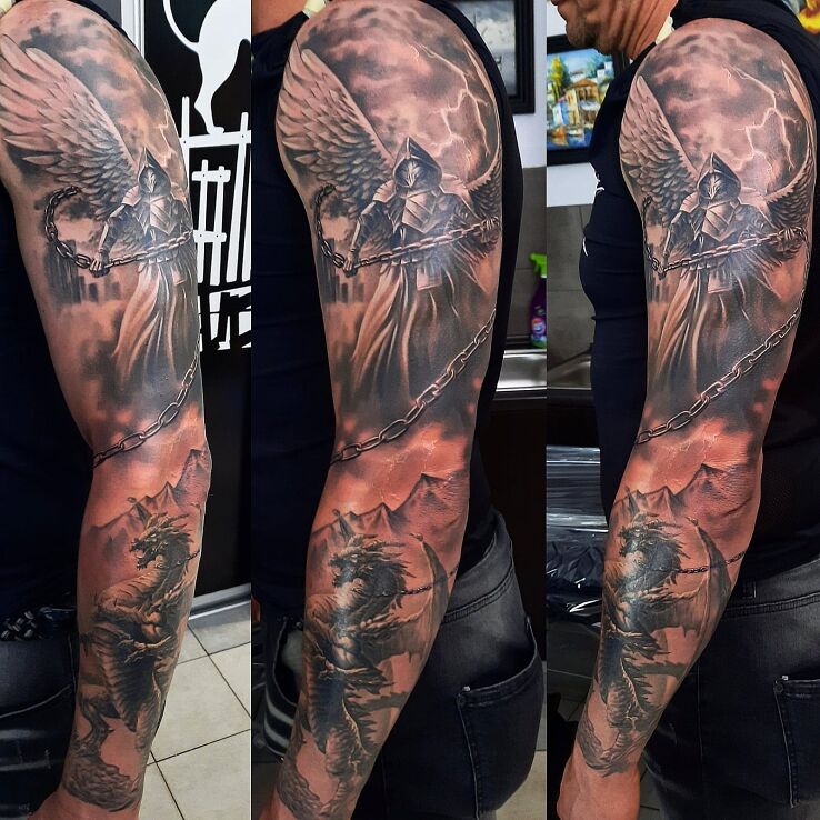 Tatuaż mroczny rękaw w motywie science fiction i stylu surrealistyczne na bicepsie
